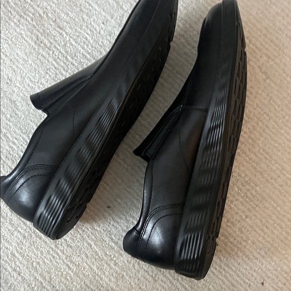 ECCO Men's Classic Black Slip-On Loafers - Picture 6 of 10